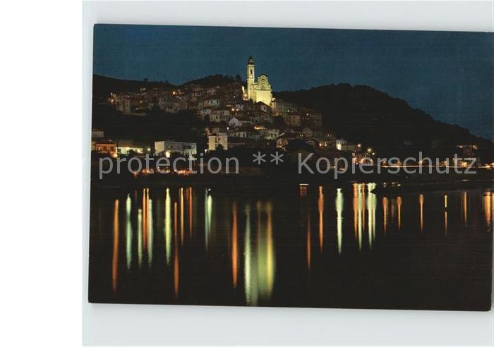Cervo Stadtansicht bei Nacht