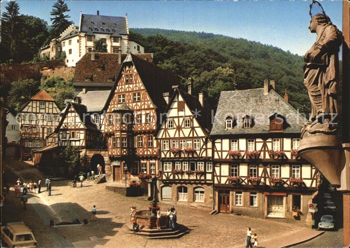 Miltenberg Main Marktplatz mit Blick zur Burg Brunnen Skulptur Fachwerkhaeuser