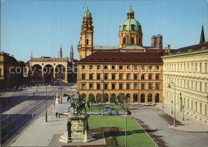 Muenchen Bayern Odeonsplatz Thatinerkirche Feldherrnhalle
