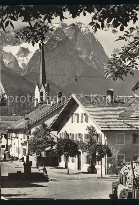 GARMISCH-PARTENKIRCHEN Bayern Floriansplatz mit Zugspitze und Waxenstein