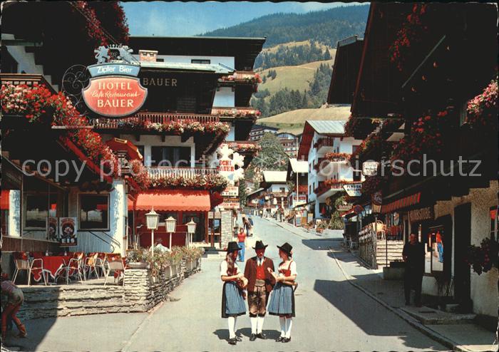 Saalbach-Hinterglemm Dorfmotiv Trachten