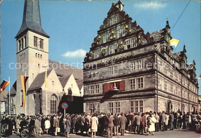 Hameln Weser Hochzeitshaus mit Rattenfaenger Kunstuhr und Glockenspiel