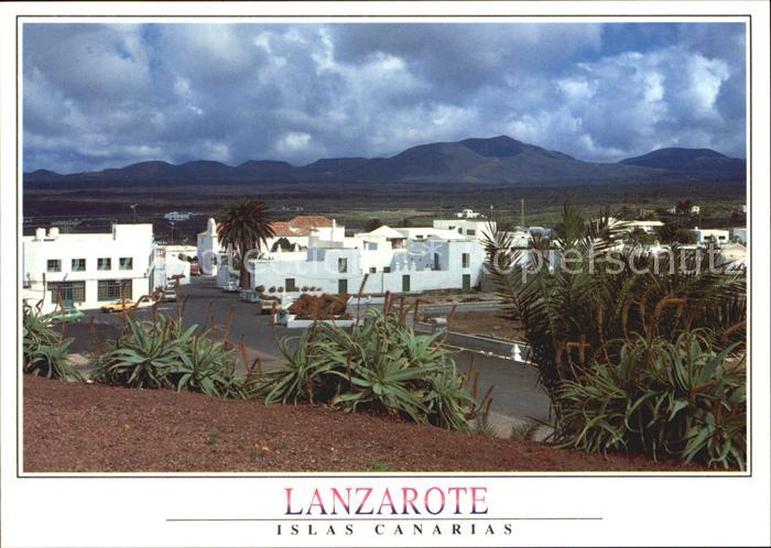 Yaiza Pueblo y Montana