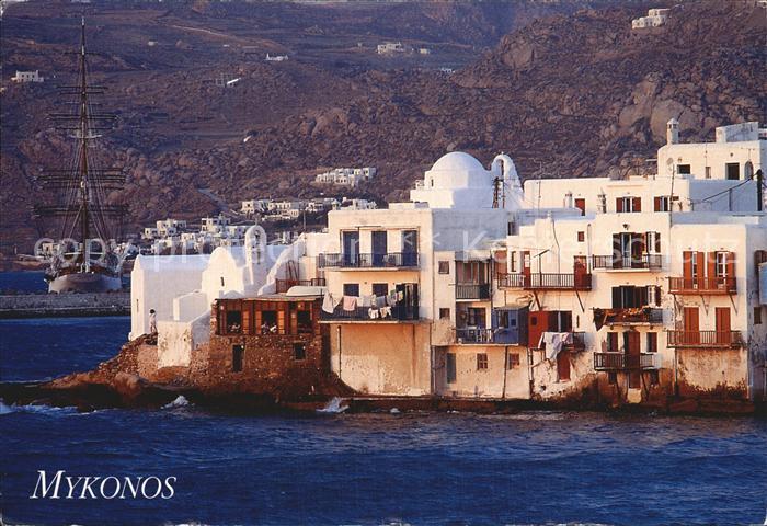 Mykonos Kykladeninsel aegaeis Ansicht vom Meer aus Haeuserpartie am Wasser