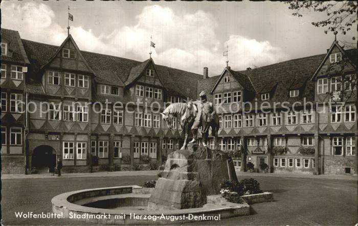 Wolfenbuettel Stadtmarkt mit Herzog August Denkmal