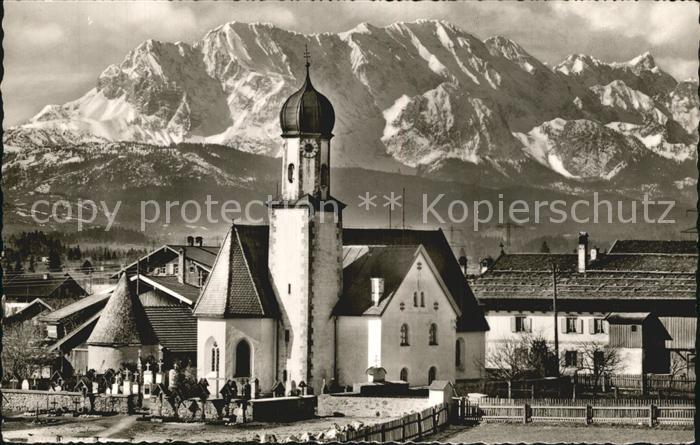 Wallgau Kirche mit Wetterstein und Dreitorspitze