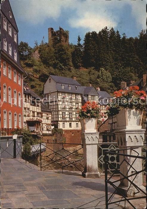 Monschau Montjoie NRW Eifel Rotes Haus mit Ruine Haller