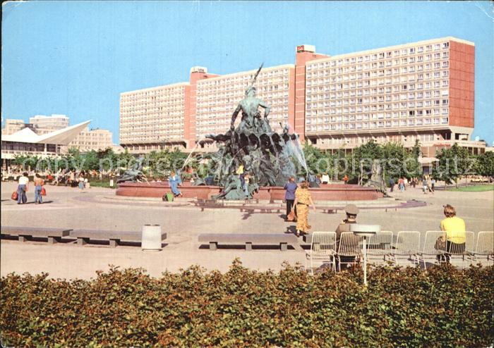 BERLIN  CITY Neptunbrunnen mit Rathauspassage