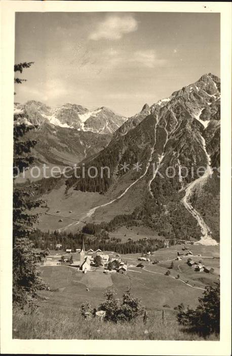 Mittelberg Kleinwalsertal mit Schafalpenkoepfe und Elfer Allgaeuer Alpen