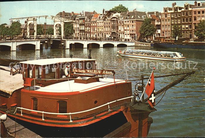 Amsterdam Niederlande Amstel mit Magere Bruecke Ausflugsboot