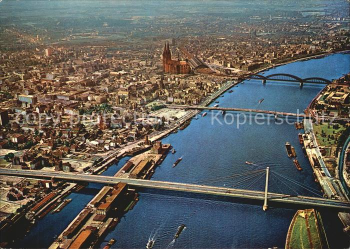 Koeln Rhein Altstadt mit Dom Severinsbruecke Deutzer Bruecke Hohenzollernbruecke