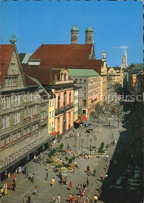 Muenchen Bayern Kaufingerstrasse mit Frauenkirche Dom Rathaus