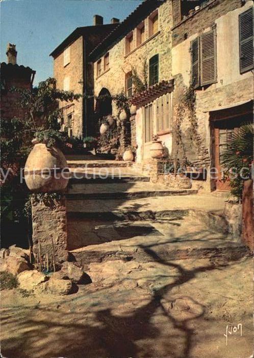 Bormes-les-Mimosas Rue pittoresque dans le Vieux Bormes