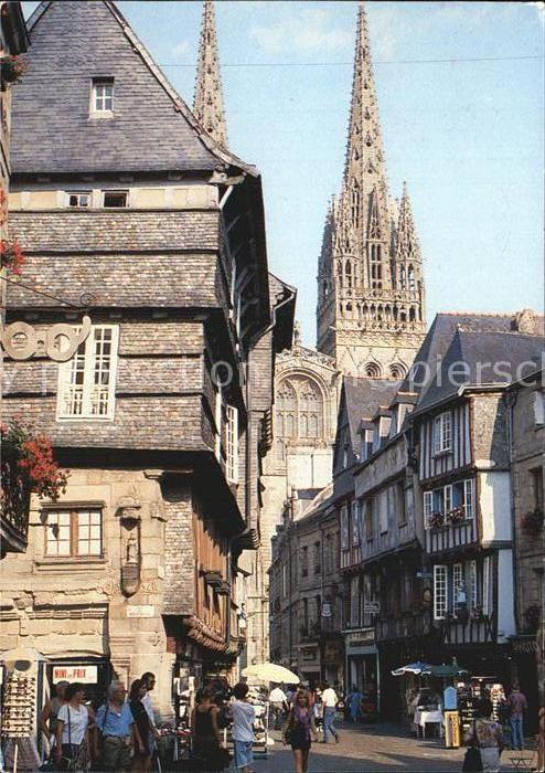 Quimper La rue Kereon et la Cathedrale