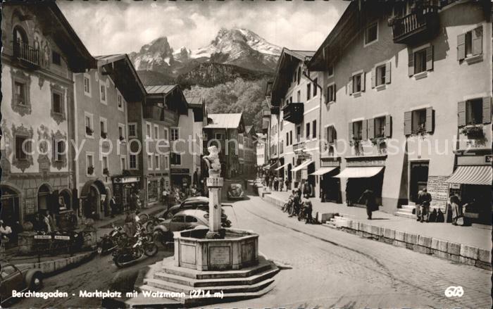 BERCHTESGADEN Bayern Marktplatz mit Brunnen und Watzmann