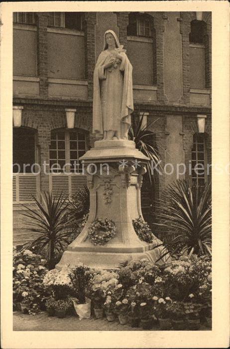 Lisieux Statue de Sainte Therese de l'Enfant Jesus Entree du Carmel