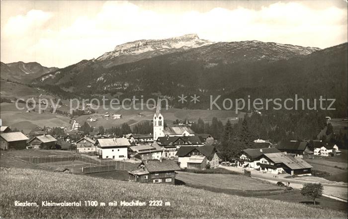 Riezlern Kleinwalsertal Vorarlberg Ortsansicht mit Kirche mit Hochifen Allgaeuer