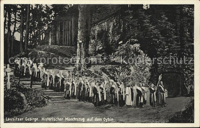 Oybin Sachsen Historischer Moenchszug auf dem Berg Oybin Lausitzer Gebirge