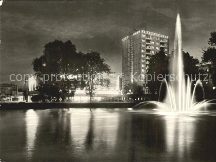 Suhl Thueringer Wald Centrum Warenhaus Fontaene Nachtaufnahme