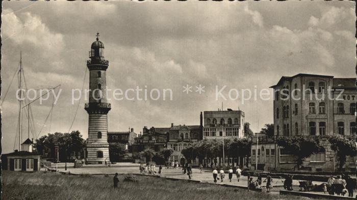 Warnemuende Ostseebad Promenade mit Leuchtturm