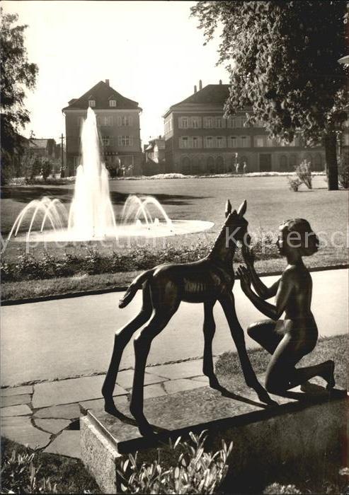Reutlingen Listplatz Skulptur Maedchen mit Fohlen Springbrunnen