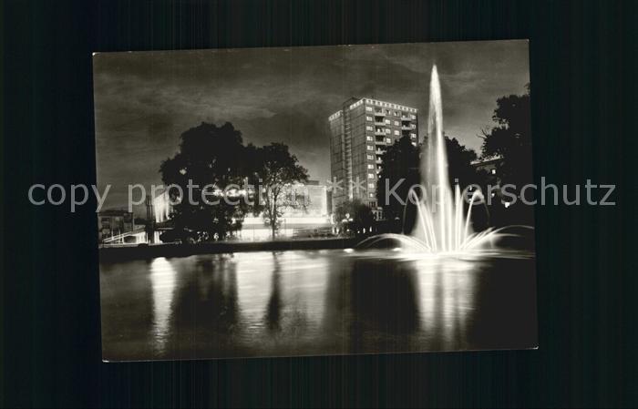 Suhl Thueringer Wald Blick zum Centrum Warenhaus Teich Fontaene Nachtaufnahme