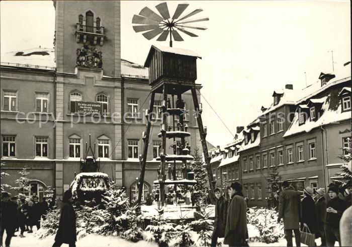 Schneeberg Erzgebirge Markt Pyramide zur Weihnachtszeit