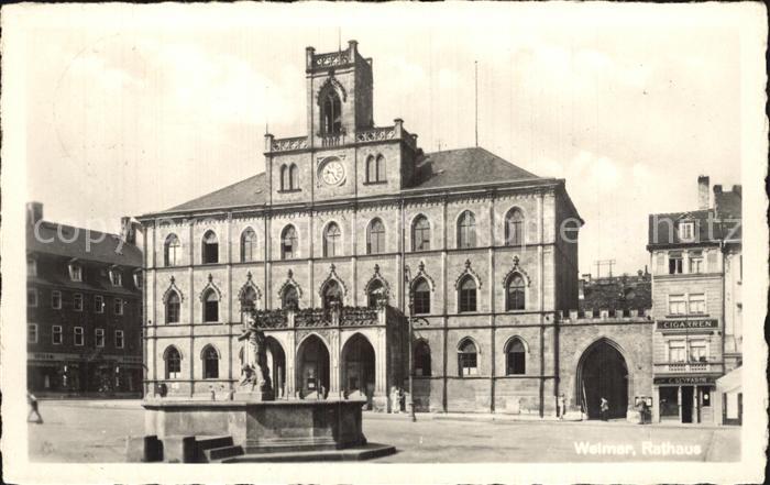 Weimar Thueringen Rathaus mit Brunnen