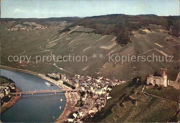 BERNKASTEL-KUES Berncastel Rheinland-Pfalz Fliegeraufnahme Moselpartie mit Burgr