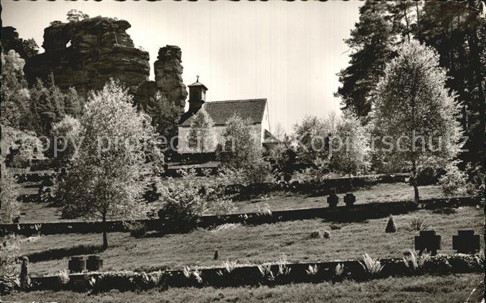 Dahn Ehrenfriedhof mit St Michaelskapelle und Hochstein