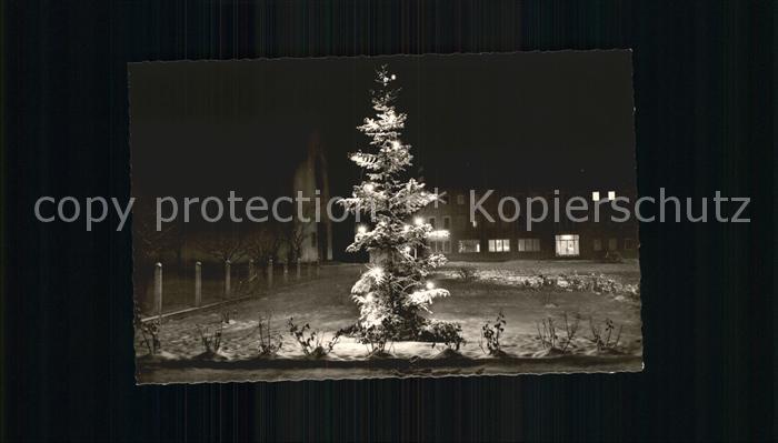 Burgkirchen Alz Max Planck Platz zur Weihnachtszeit Christbaum