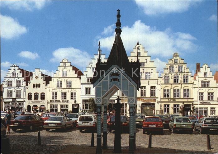 Friedrichstadt Eider Marktbrunnen mit historischen Giebelhaeusern Luftkurort