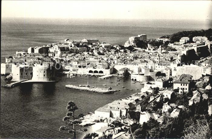 Dubrovnik Ragusa Panorama Blick auf Hafen und Altstadt Festung Stadtmauer