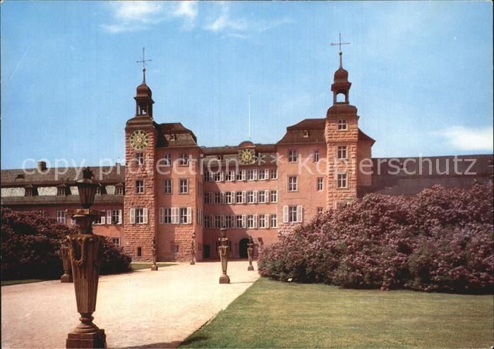 Schwetzingen Schloss mit Fliederbluete