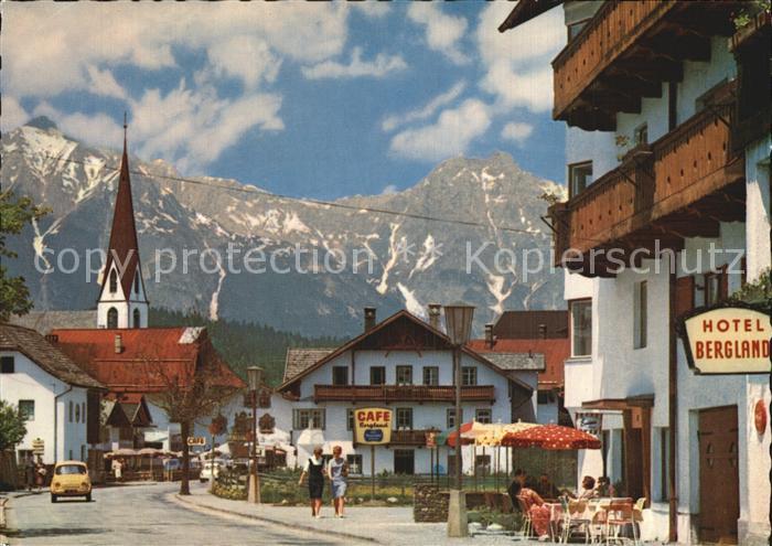 Seefeld Tirol Dorfstrasse gegen Wettersteingebirge