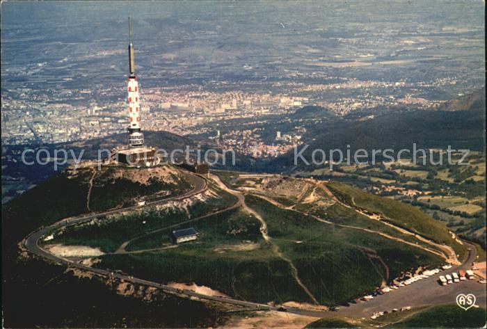 Puy-de-Dome Observatoire et le Centre d emission de la Television Au fond Clermo