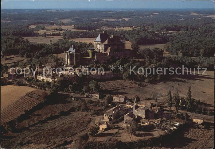 Perigord Vue panoramique aerienne sur le Chateau et le village blotti a ses pied