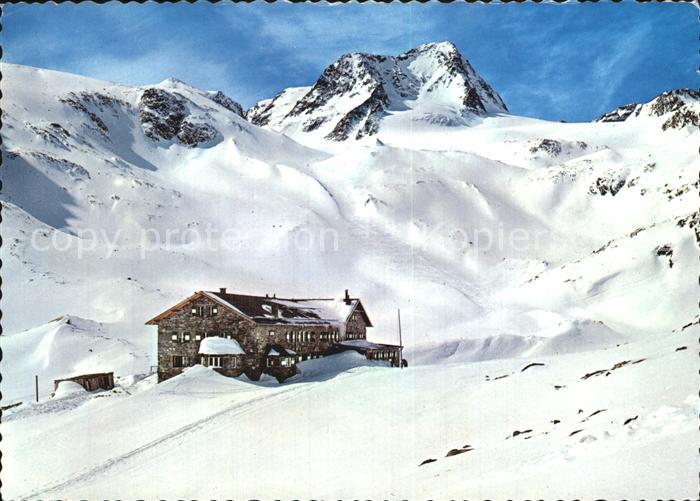 Dresdnerhuette mit Schaufelspitze Stubaital