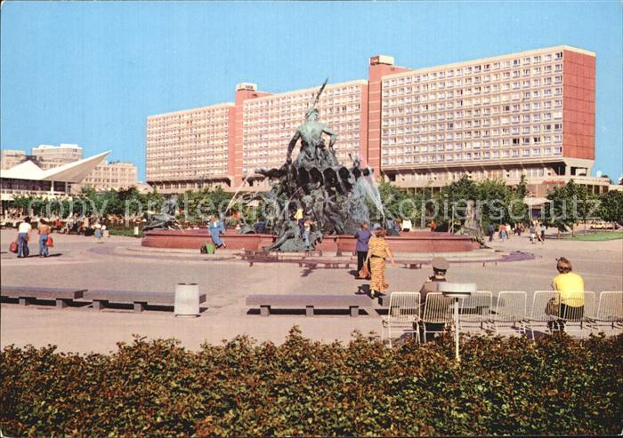 Berlin Neptunbrunnen mit Rathauspassage Hauptstadt der DDR
