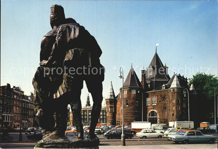 Amsterdam Niederlande Waaggebouw met Beeld van Ot en Sien