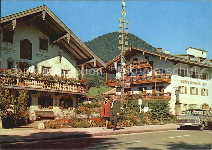 Ruhpolding Dorfplatz mit Maibaum