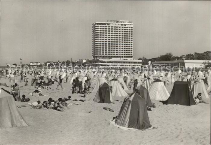 Warnemuende Ostseebad Strand mit Hotel Neptun