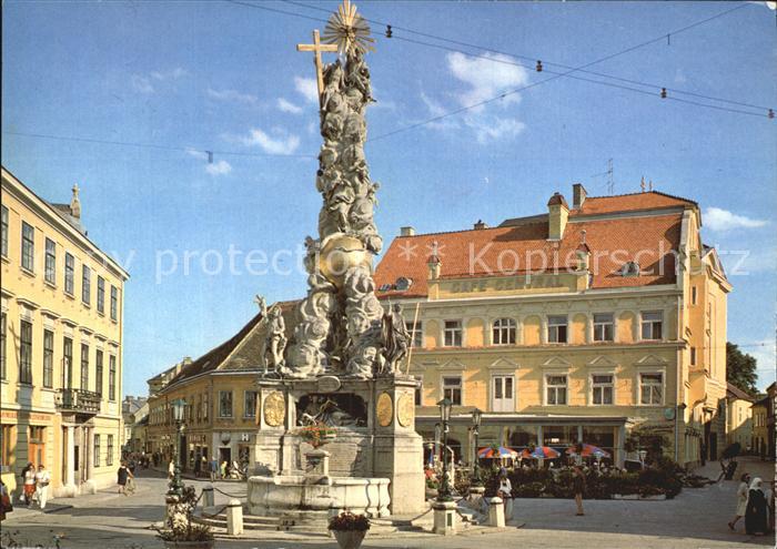 Baden Wien Fussgeherzone Hauptplatz mit Pestsaeule und Cafe Central