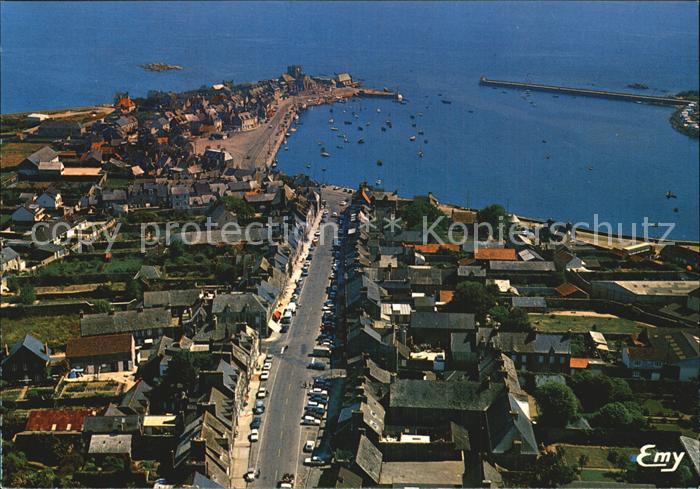 Barfleur Manche Vue generale aerienne La rue Saint Thomas et le port