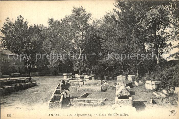 Arles Bouches-du-Rhone Les Alyscamps un coin du cimetiere