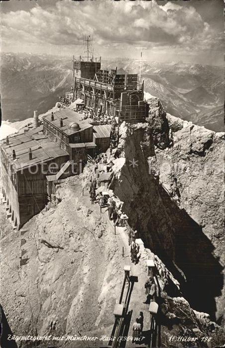 Garmisch-Partenkirchen Zugspitzgipfel mit Muenchner Haus Fernsicht Alpen Huber K