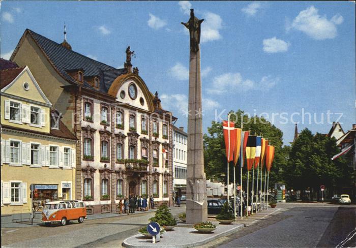 Offenburg Rathausplatz mit Mathaeus und Ursulasaeule
