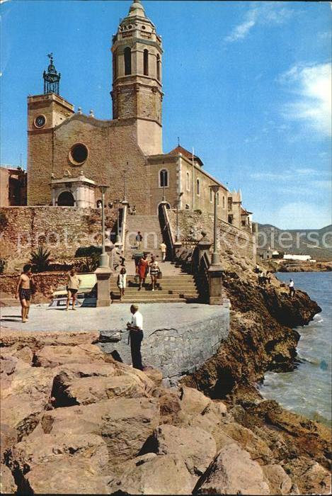 Sitges Kirche wie ein Schiffsbug im Meer