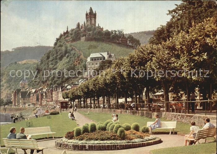 Cochem Mosel Uferpromenade mit Blick auf Reichsburg