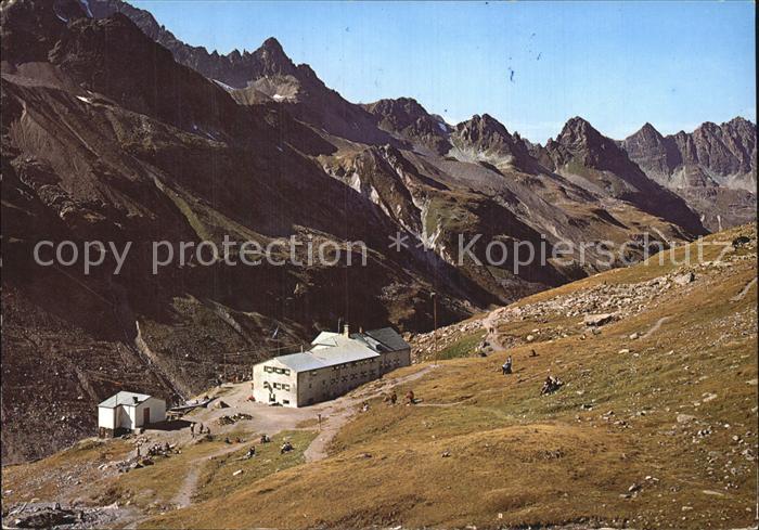 Wiesbadener Huette mit Klostertaler Eckhoerner Gebirgspanorama